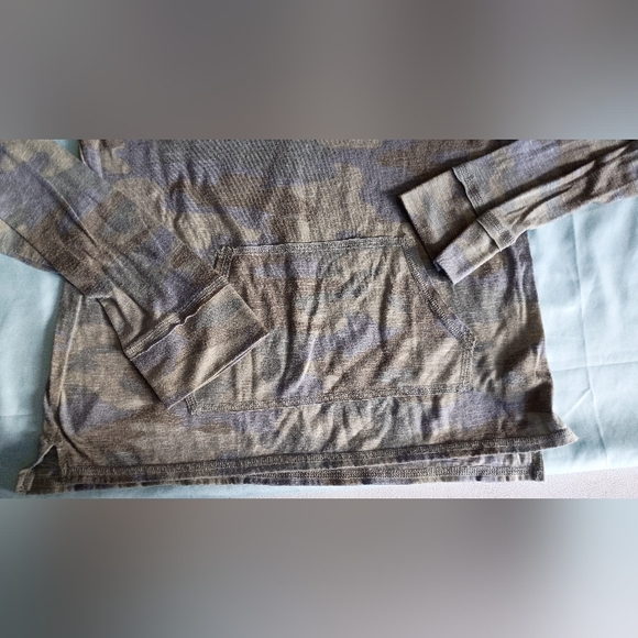 ‼️5 items for $8‼️Camouflage Hooded Long Sleeve Top - Picture 4 of 4